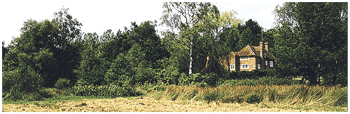  Cotchford Farm liegt tr&auml;ge in der Mittagssonne 