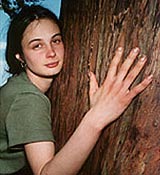 Julia Hill und ihr Redwood-Baum LUNA TREE / Photo: Barry Shainbaum, Canada
