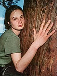 JULIA BUTTERFLY HILL und ihr Redwood-Baum LUNA TREE (Photo: Barry Shainbaum, Canada 1997) | Homepage
